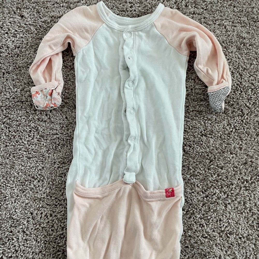 Goumi Kids onesie gown with snap closure/mittens